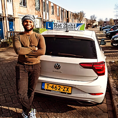 Geslaagde leerling naast de lesauto in Almere